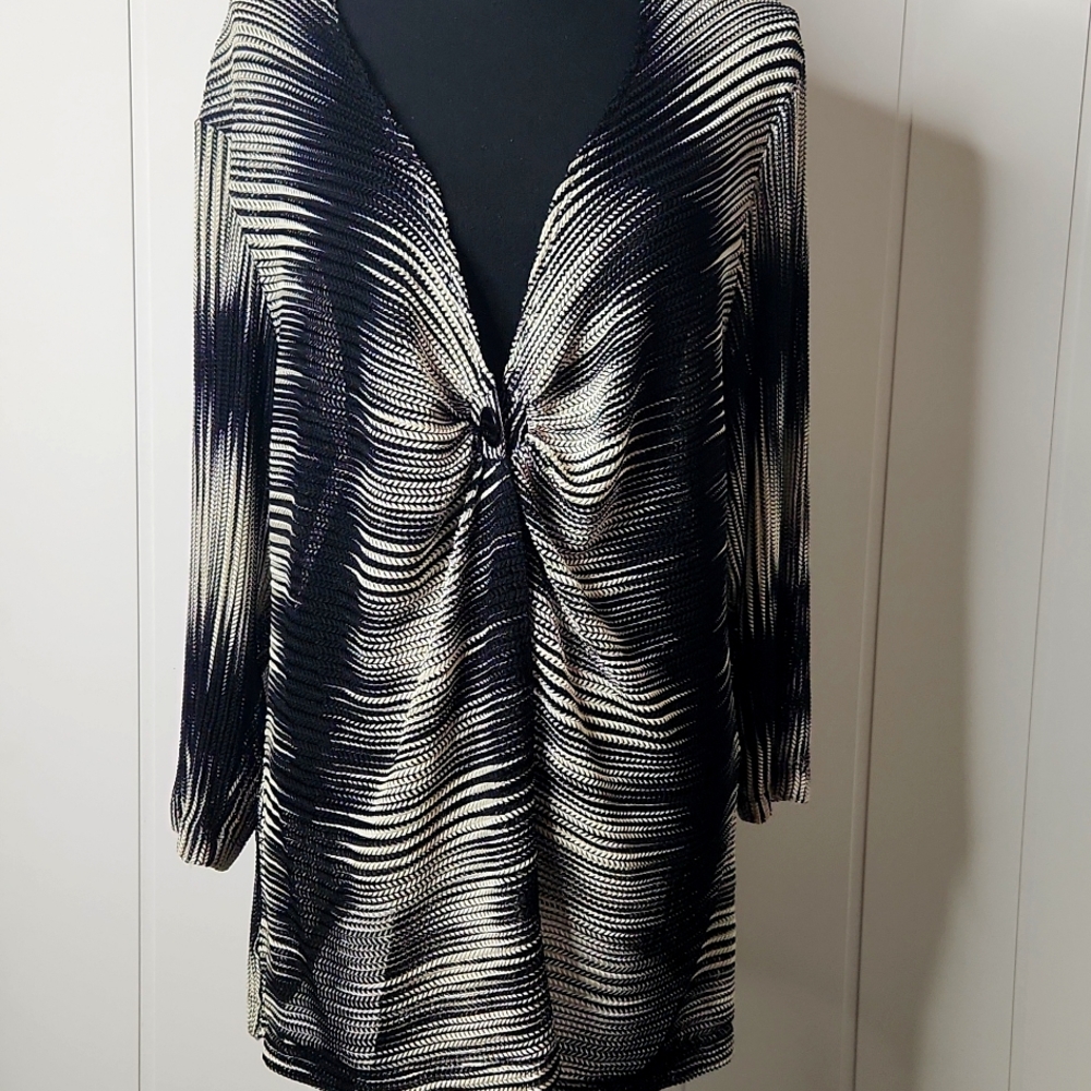 Chico's black and white water color crinkle long length ruched button tunic top
